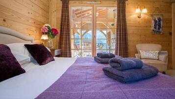 5 bedrooms, desk, iron/ironing board, free WiFi