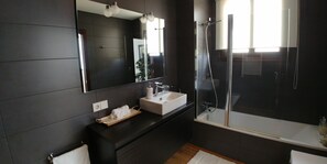 Ensemble douche/baignoire, sĂšche-cheveux, bidet, serviettes fournies