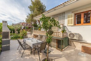 Outdoor dining - Villa con jardín a 150m de la playa (Muro)