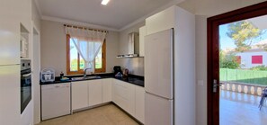 Réfrigérateur, micro-ondes, four, cafetière/bouilloire