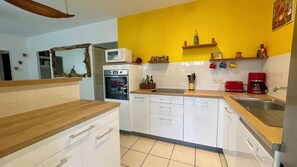 Fridge, microwave, oven, stovetop - House / Villa - Sainte luce (sainte luce)