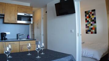 Kühlschrank, Mikrowelle, Herdplatte, Geschirrspüler