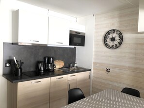 Kühlschrank, Mikrowelle, Herdplatte, Geschirrspüler