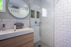 Bathtub, towels, toilet paper - Villa Bahías - with private swimming pool (Bahía Grande)