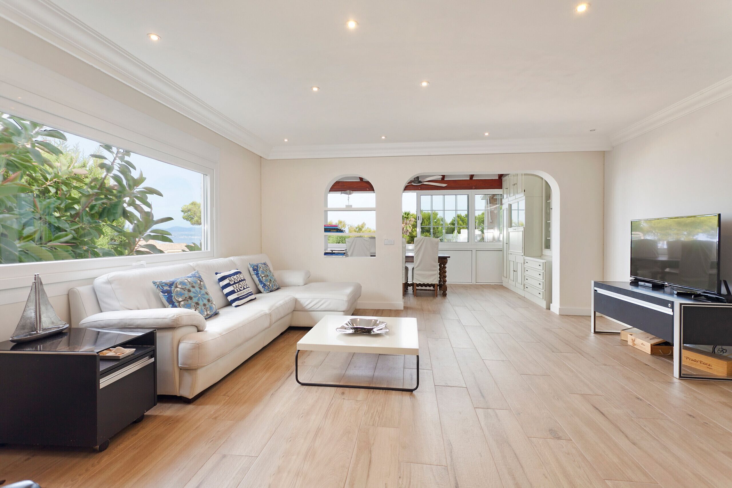 Een televisie en een open haard