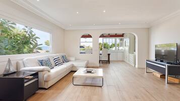 Een televisie en een open haard