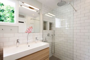 Tina, toallas, papel de baño 