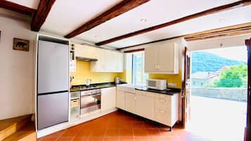 Frigorifero, microonde, forno, piano cottura