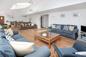 Älytelevisio, takka, DVD-soitin, pöytätennispöytä