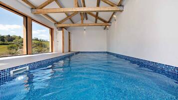 Innendørsbasseng og et oppvarmet basseng