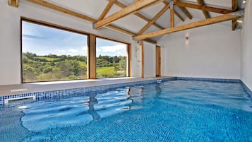 Piscina interna, piscina aquecida