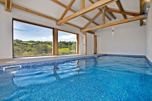 Large Luxury House with Heated Pool, Hot Tub, Cinema close to coast near Shaldon