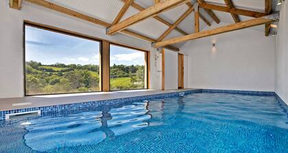 Large Luxury House with Heated Pool, Hot Tub, Cinema close to coast near Shaldon