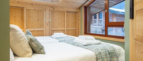 4 bedrooms, travel crib, free WiFi, bed sheets