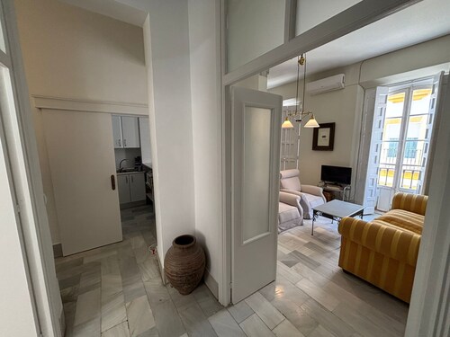 Das Hotel liegt in der Altstadt von Sevilla, neben dem Barrio Santa Cruz