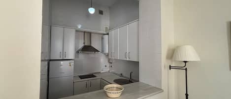 Refrigerador, microondas, parrilla de estufa y cafetera y tetera