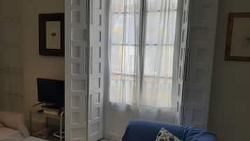 Een televisie en boeken