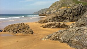 A beach with rocky outcrops and a clear view of the ocean. - Luxury 3 bed Lodge In Soar, Salcombe, Devon, Sea & Country views (Salcombe)