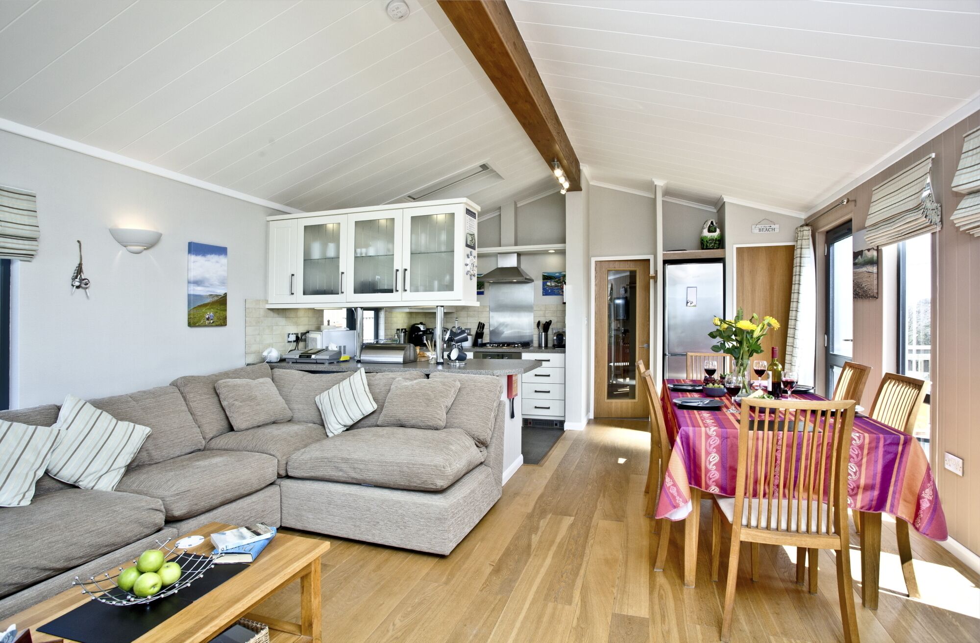 Smart-tv, dvd-afspiller, bøger, videobibliotek