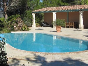 Una piscina al aire libre, una piscina climatizada
