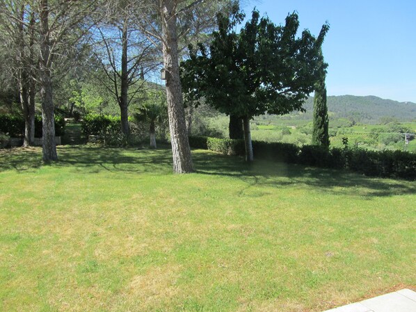 A grassy outdoor area with trees and a view of a hilly landscape. - Villa With Private Pool And Stunning Views. (Cessenon-Sur-Orb)