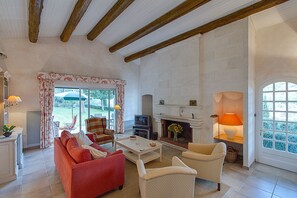Una Smart TV, una chimenea, un reproductor de DVD, libros