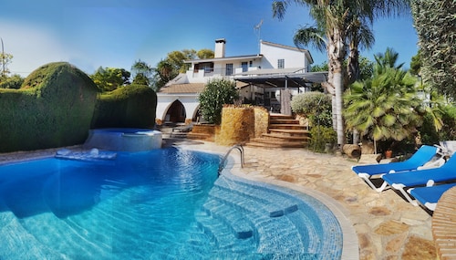 BIG DISCOUNT JUNE & JULY- Valencian Villa Beach City. Waterfall Pool and Jacuzzi