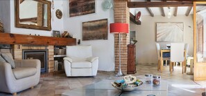 Smart-TV, peis, bøker og musikkbibliotek