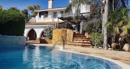 Chalet en Valencia cerca la playa, ciudad y aeropuerto. Cascada Piscina Jacuzzi