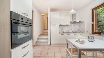 Kühlschrank, Mikrowelle, Herdplatte, Wasserkocher mit Kaffee-/Teezubehör