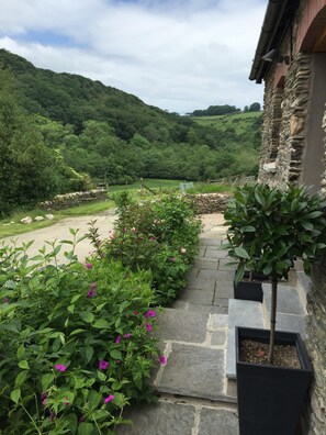 المنطقة المحيطة بالمنشأة