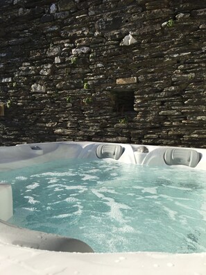 Tina de hidromasaje al aire libre