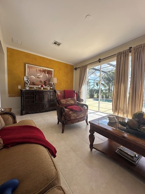 Smart TV, DVD player, books, video library - 5 Bedroom House on golf course with pool after big reconstruction! (Estero)