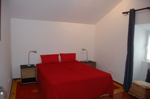 3 bedrooms, iron/ironing board, free WiFi, bed sheets - House with garden and pool (Mosteiros)