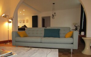 TV connectée, livres, espaces bureaux