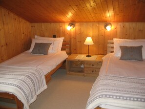3 bedrooms, iron/ironing board, free WiFi, bed sheets - Chalet Bois de Neige - a family chalet for all seasons (Les Houches)