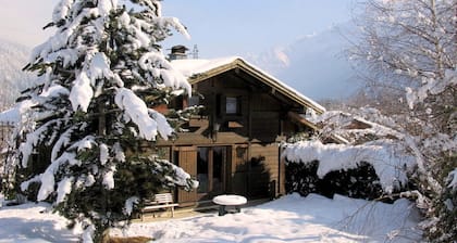 Familienchalet und Garten mit herrlichem Blick in den Ausläufern des Mont Blanc