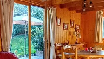 Télévision, cheminée, lecteur de DVD, livres