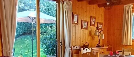 TV, fireplace, DVD player, books