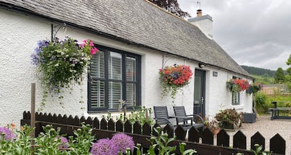 Quaint Traditional Cottage With Modern Interior, Drumnadrochit, Loch Ness