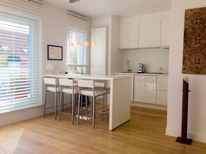 Frigorífico, microondas, horno y placa de cocina