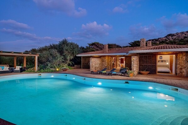 Pool - Villa Mariù e Amelie: Villa directly by the sea with private pool (Portobello Di Gallura)