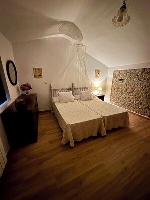 1 slaapkamer, een strijkplank/strijkijzer, gratis wifi, beddengoed