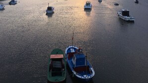 A calm river with several boats docked, surrounded by hills. - Rural Accommodations Casa Fabián, La Quintana (Pet Friendly) (Castrillón)