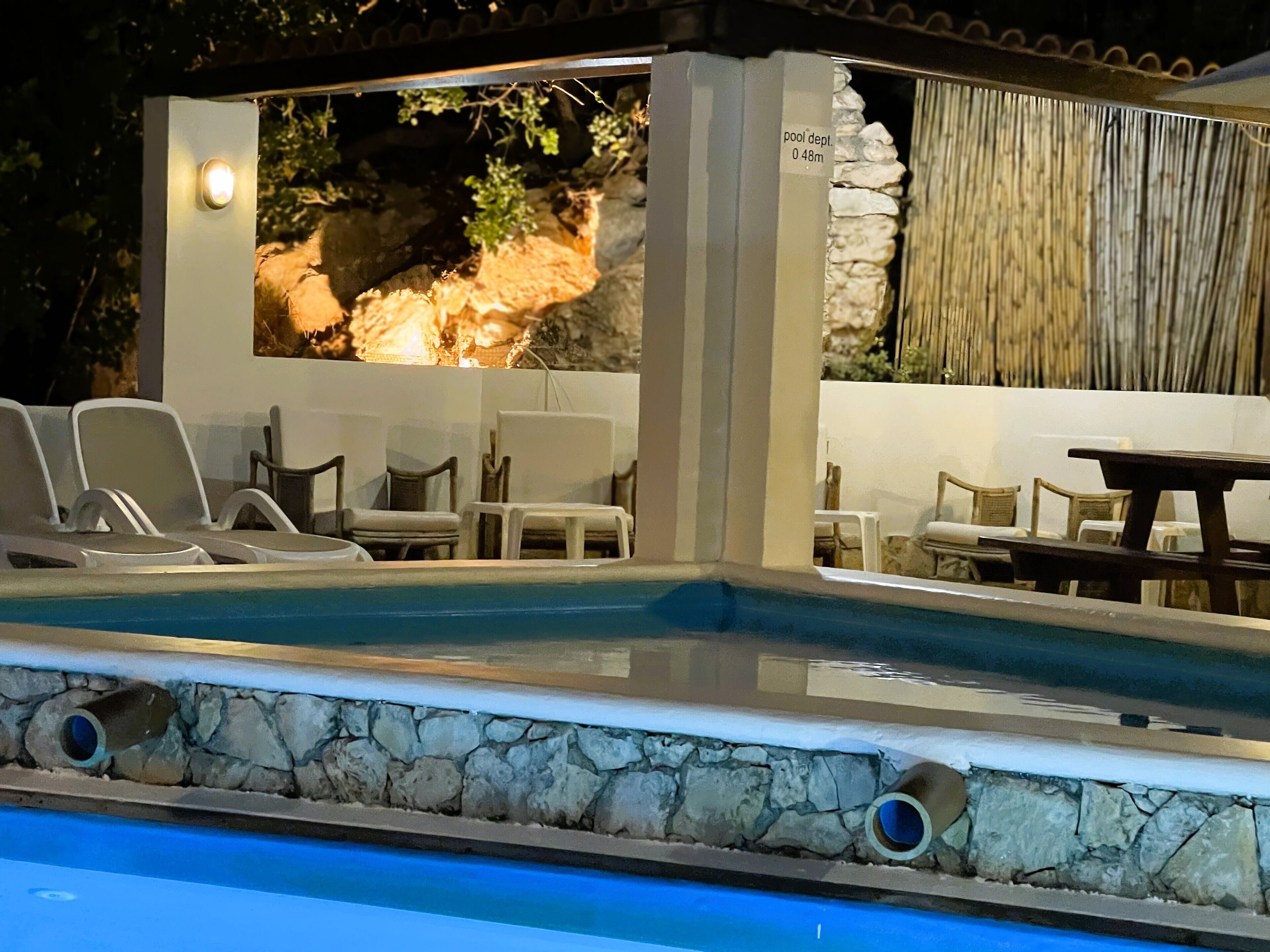 Una piscina al aire libre, sillones reclinables de piscina