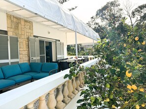 Outdoor dining - Endless Sunshine: Expansive Detached Villa with 2 Pools for All-Day Enjoyment (Mellieha)