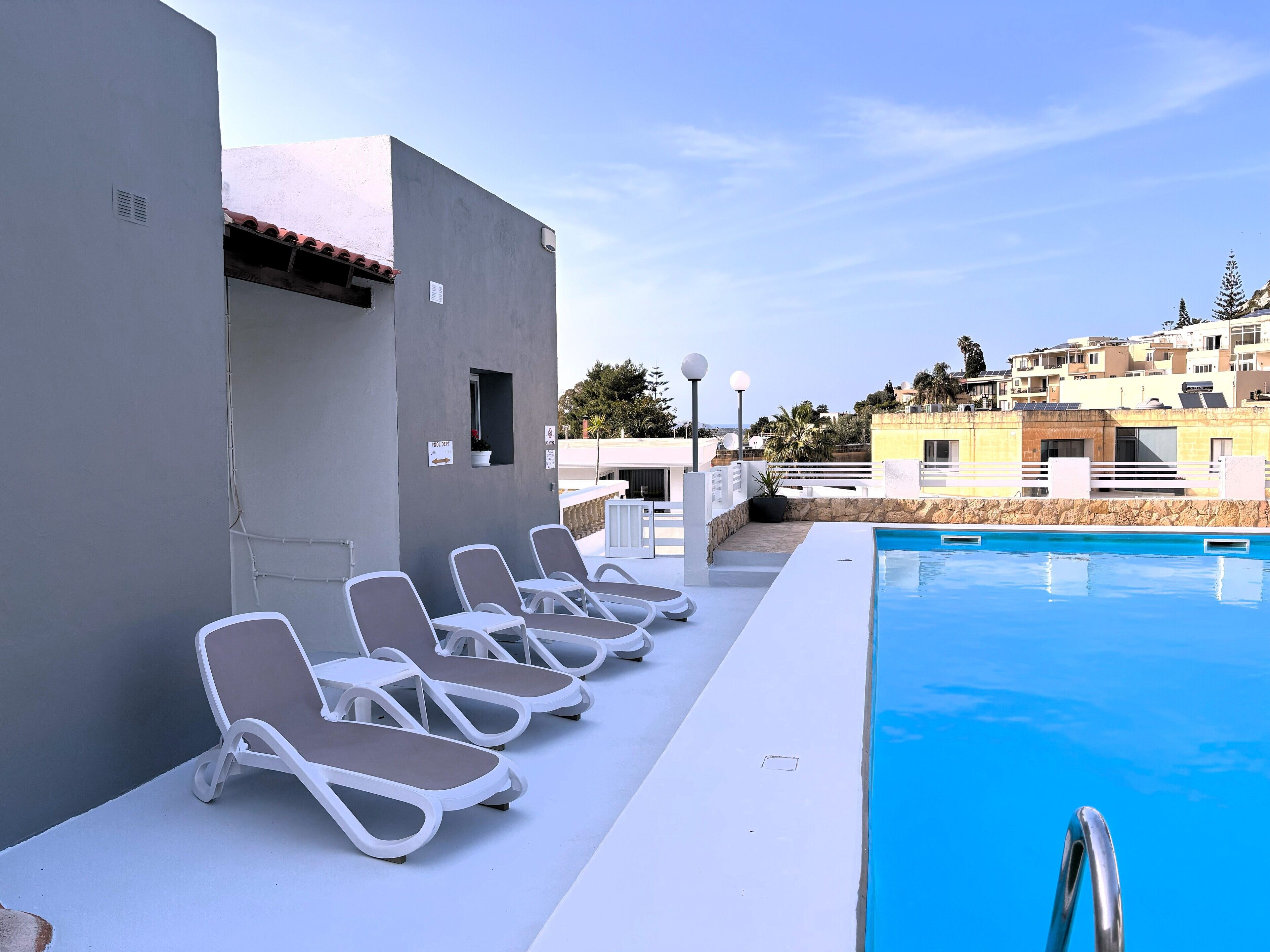 屋外プール、サンラウンジャー