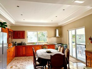 Fridge, microwave, oven, stovetop - Endless Sunshine: Expansive Detached Villa with 2 Pools for All-Day Enjoyment (Mellieha)