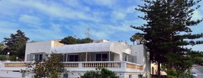 Exterior - Endless Sunshine: Expansive Detached Villa with 2 Pools for All-Day Enjoyment (Mellieha)