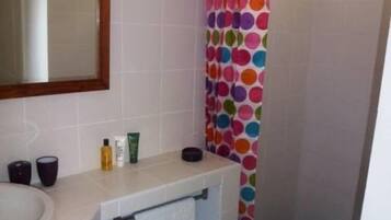 Douche, serviettes fournies, savon, papier toilette